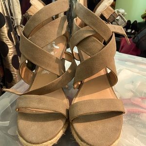 Women report wedge sandal.